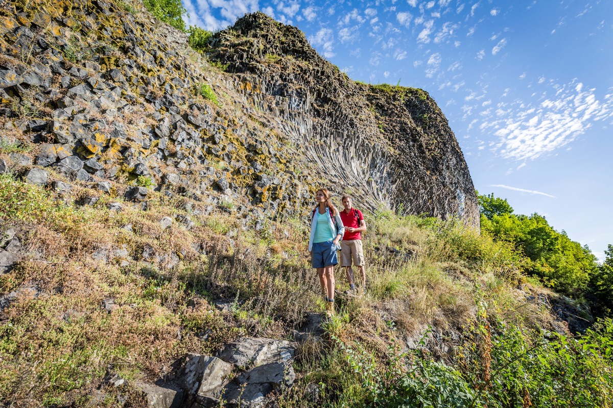 Sandig, feurig, eiszeitlich / Vom höchsten Sandberg der Welt abfahren, über Vulkanberge wandern oder an alten Gletscherseen verweilen - das alles ist in Bayern möglich