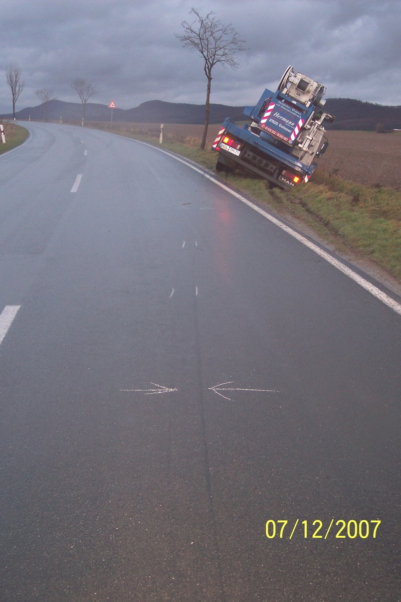 POL-HOL: Landesstraße 588 Halle - Bremke: Vogel vor Windschutzscheibe verursacht Kettenreaktion - Kranwagen im Graben gelandet / Hoher Sachschaden -