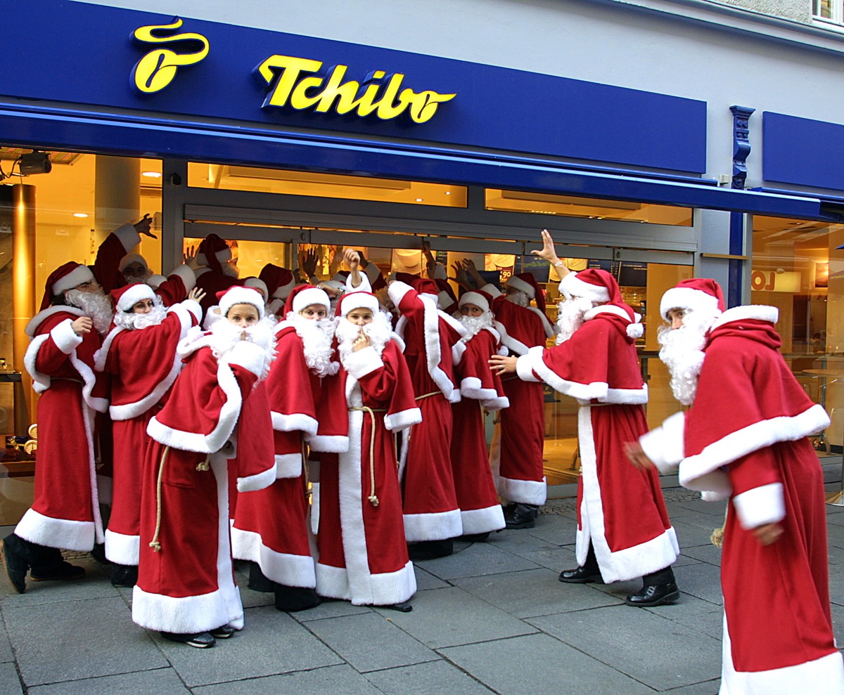 Tchibo geht mit 200 Weihnachtsmännern an den Start / Am 31. Oktober 2001 läutete Tchibo bundesweit die Vorweihnachtszeit ein