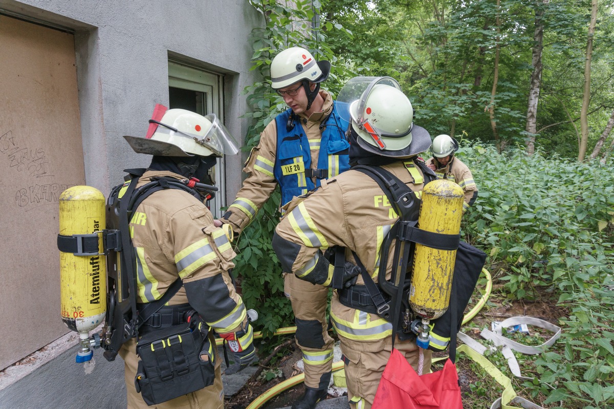 FW Menden: Brand in leerstehendem Mehrfamilienhaus