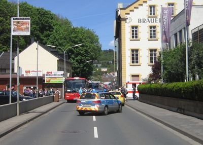 POL-PDKH: Motorradfahrer gerät nach Sturz unter Schulbus