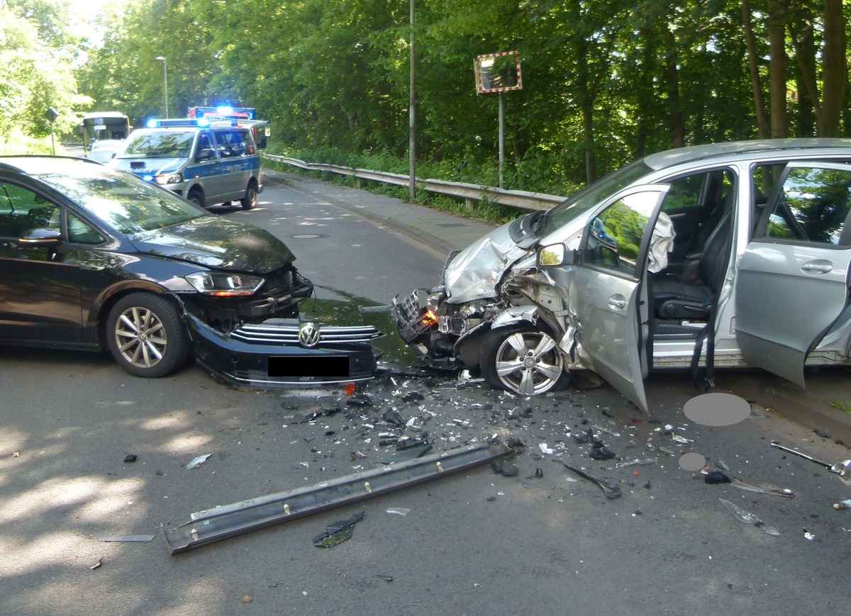 POL-MI: Zwei Verletzte nach PKW-Unfall