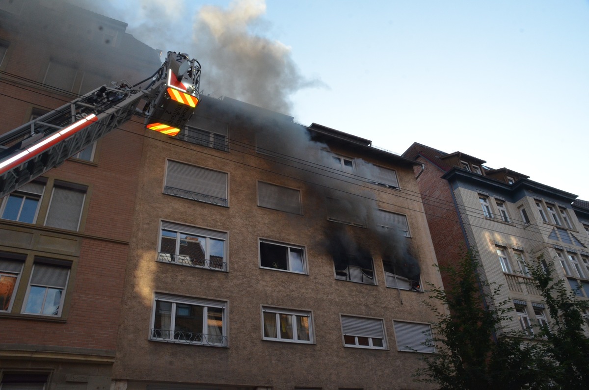 FW Stuttgart: Stuttgart-West, Rötestraße: Zimmerbrand im 2. Obergeschoss