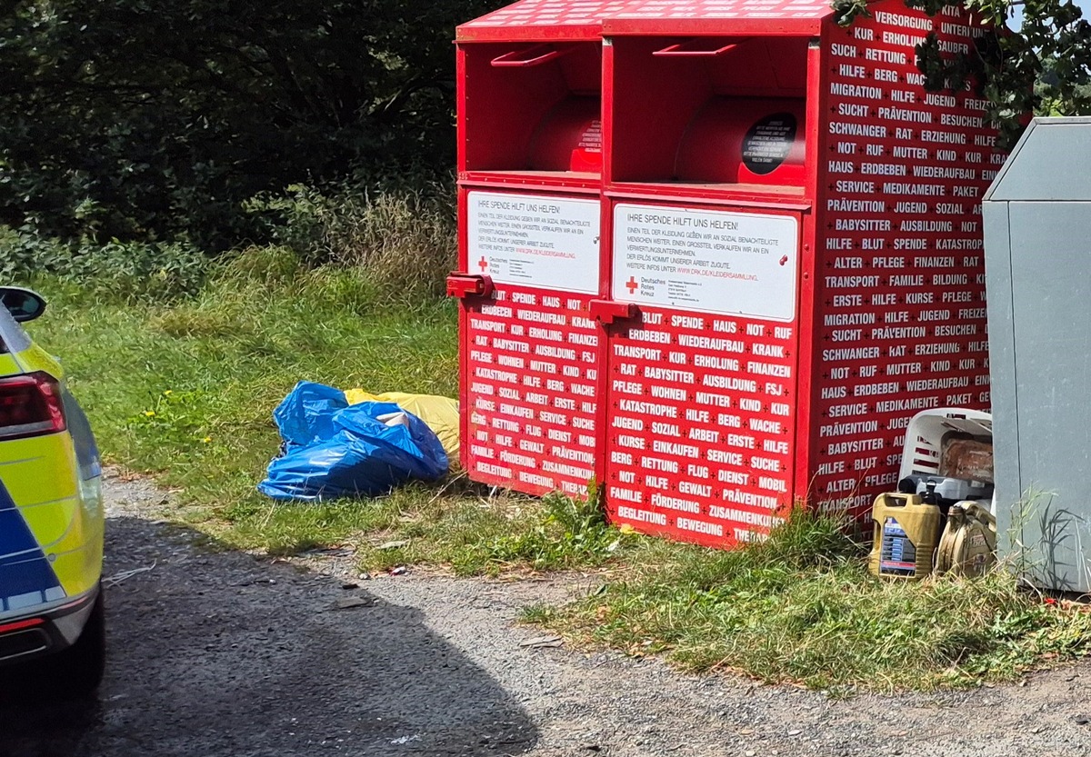 POL-CUX: Mehrere Altölkanister im Bereich Loxstedt illegal entsorgt (Lichtbild in der Anlage)