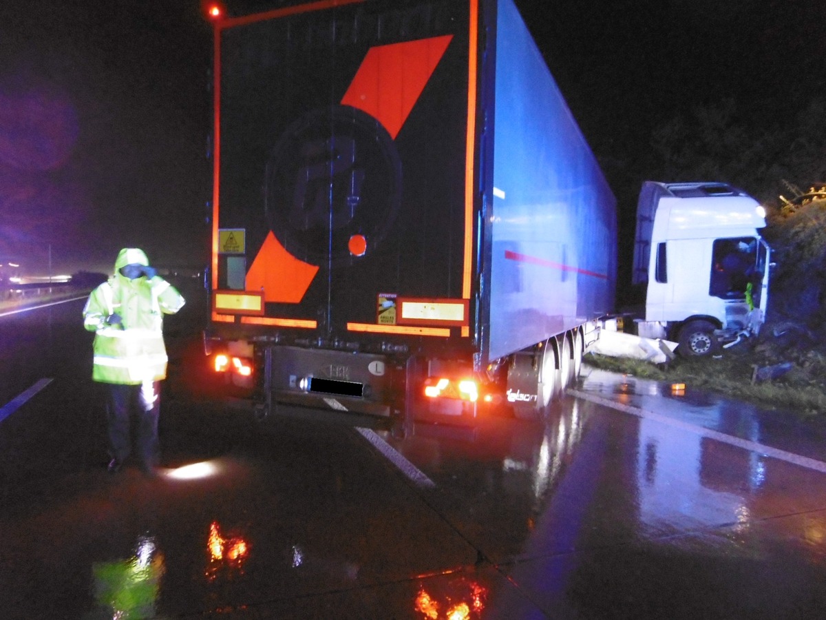 API-TH: LKW kollidiert mit Böschung und steht quer