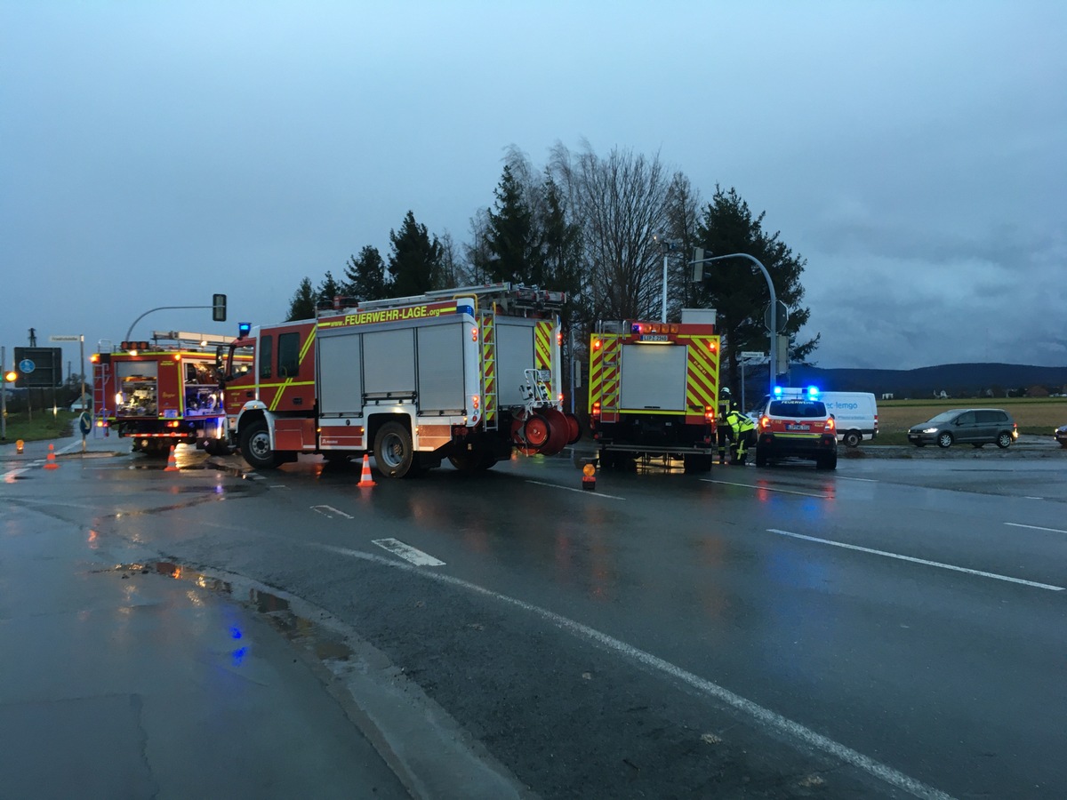 FW Lage: Verkehrsunfall mit eingeklemmter Person - 13.03.2020 - 06:15 Uhr