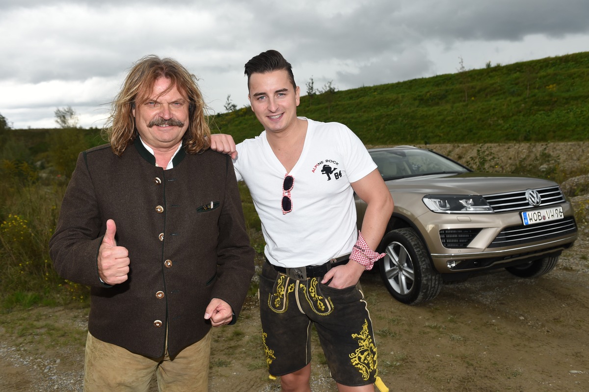 Ein Auto für Gipfelstürmer! Gipfeltreffen legendärer Soulmates-Rockmusiker mit Volks Rock&#039;n&#039;Roller Andreas Gabalier und Leslie Mandoki testen den neuen VW Touareg (FOTO)