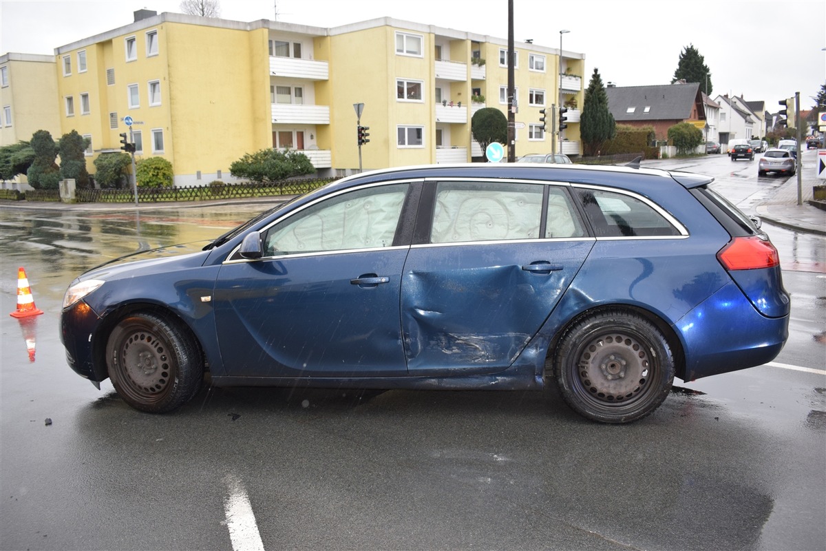 POL-HF: Polizei sucht Unfallzeugen- Zusammenstoß auf der Engerstraße