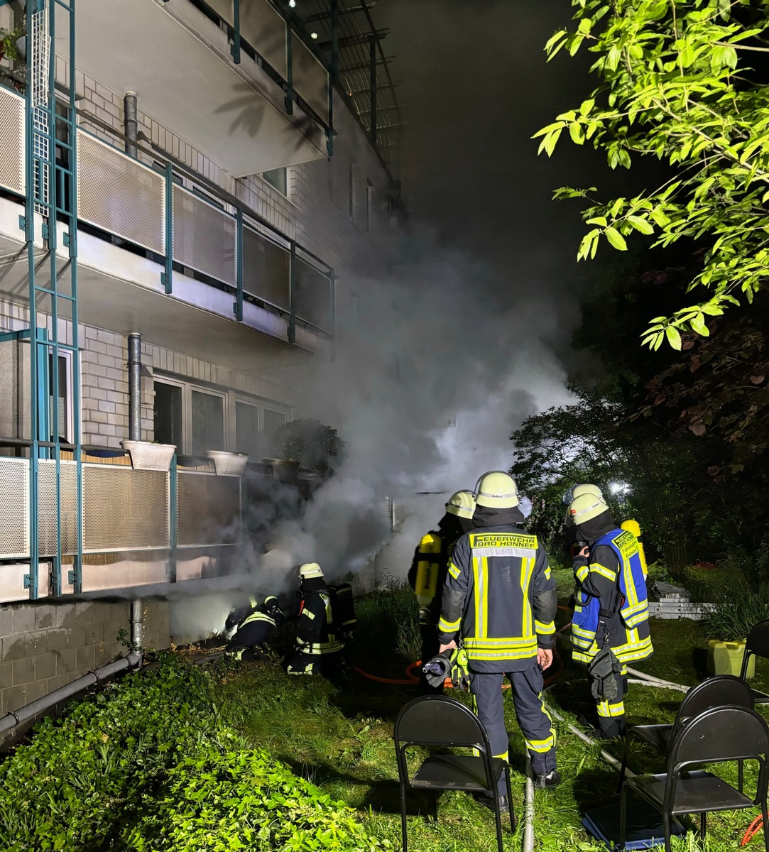 FW Bad Honnef: 100 Einsatzkräfte bei ausgedehntem Kellerbrand gefordert