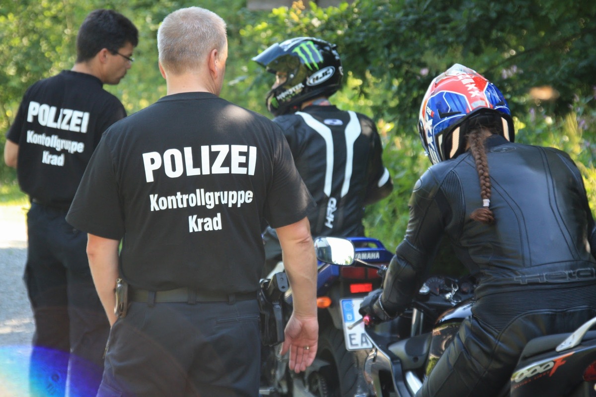 POL-HM: Schwerpunktkontrolle am Nienstedter Pass: Polizei und Landkreis Hameln-Pyrmont überwachen insbesondere Motorräder - nur wenige Verstöße bei nicht idealem Biker-Wetter