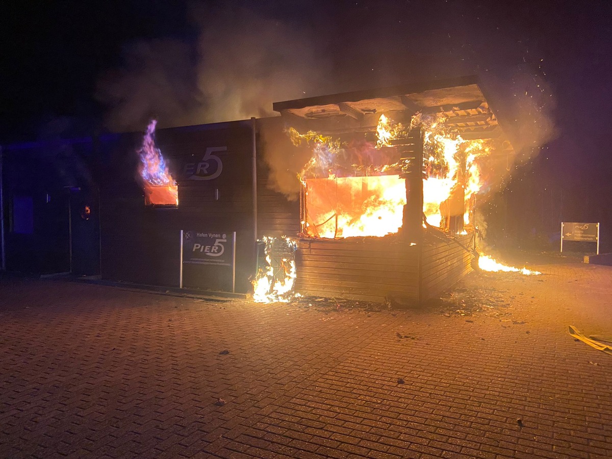 FW Xanten: Brand eines Gastronomiebetriebs an der Xantener Nordsee