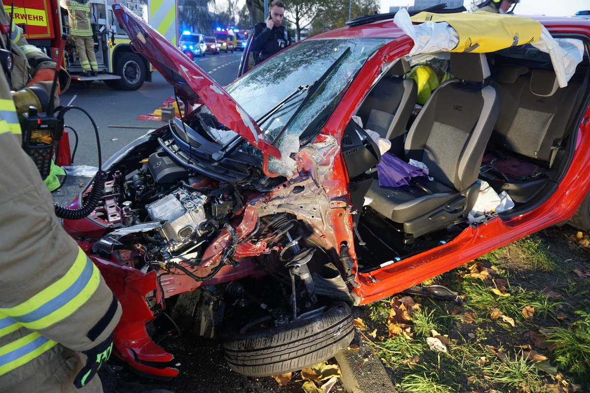 FW Ratingen: Verkehrsunfall PKW gegen Bus