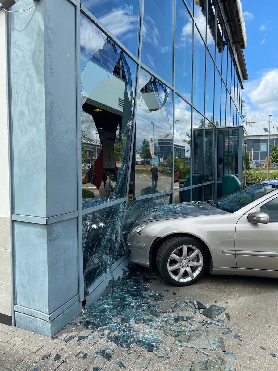 POL-PDNW: (Bad Dürkheim) - in Glasfassade eines Schnellrestaurant gefahren