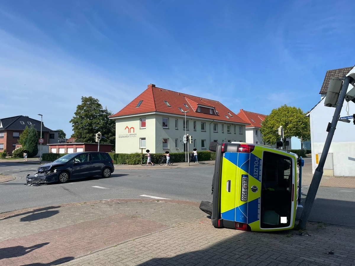 POL-CUX: PKW kollidiert in Nordenham mit Streifenwagen des Polizeikommissariats Nordenham auf Einsatzfahrt - Vier Personen leicht verletzt (Lichtbild in der Anlage)