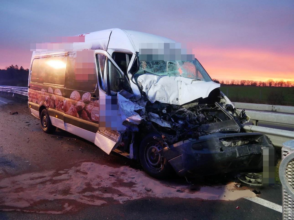 POL-ROW: ++ Schwerer Unfall auf der A1 - Eine Person schwer verletzt ++ Täuschung fliegt auf: Hochwertiger Mercedes nach Fahrt ohne Führerschein beschlagnahmt ++