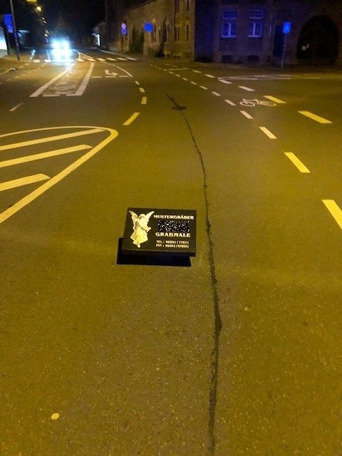 POL-PDWO: Grabstein auf Fahrbahn