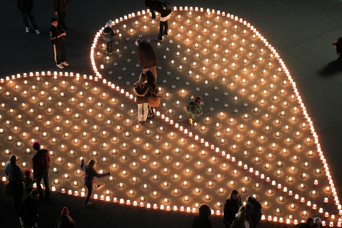 Ein Lichtermeer für Solidarität: Kerzen gegen Armut