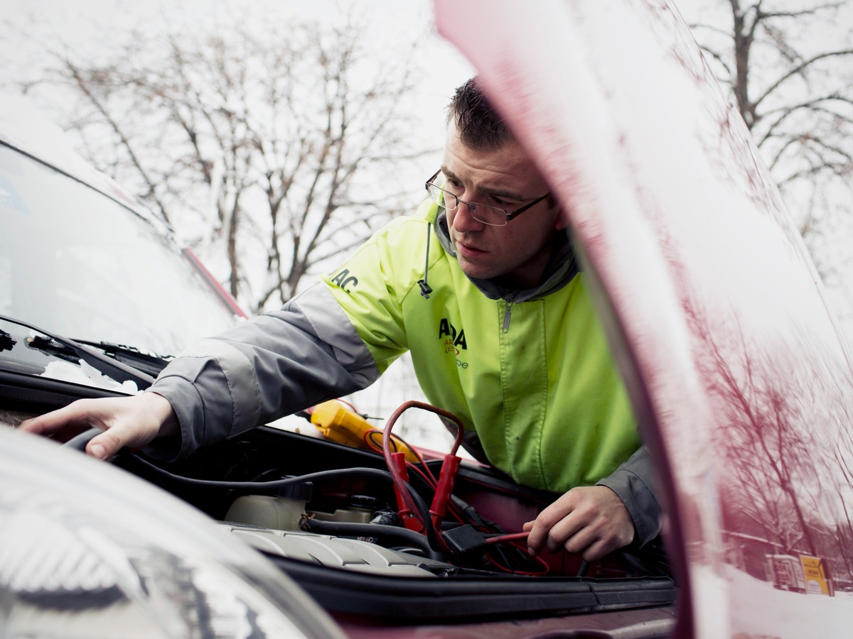 Volle Batterien können Pannen vermeiden / Regelmäßige Batteriepflege ist entscheidend / Worauf es bei Batterieladegeräten ankommt