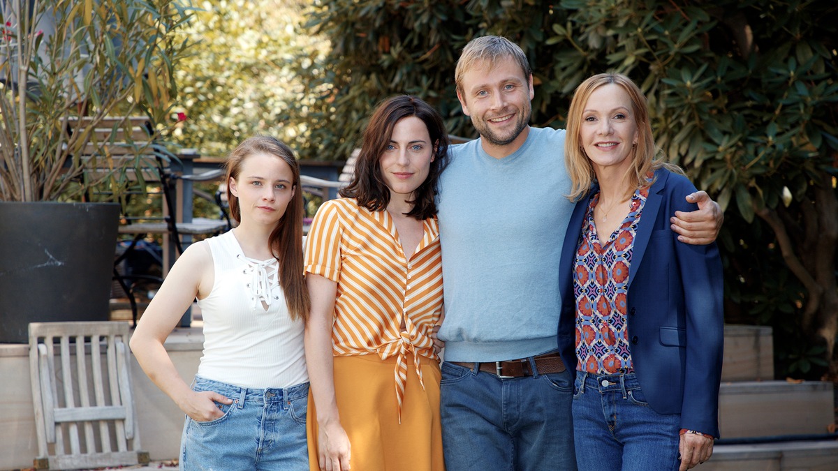 Drehstart für die NDR Komödie &quot;Die Freundin meiner Mutter&quot; mit Max Riemelt und Katja Flint