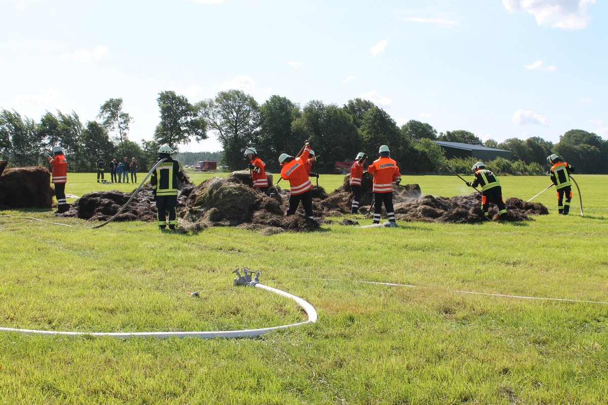 FW-ROW: Mehrere Heuballen stehen in Brand