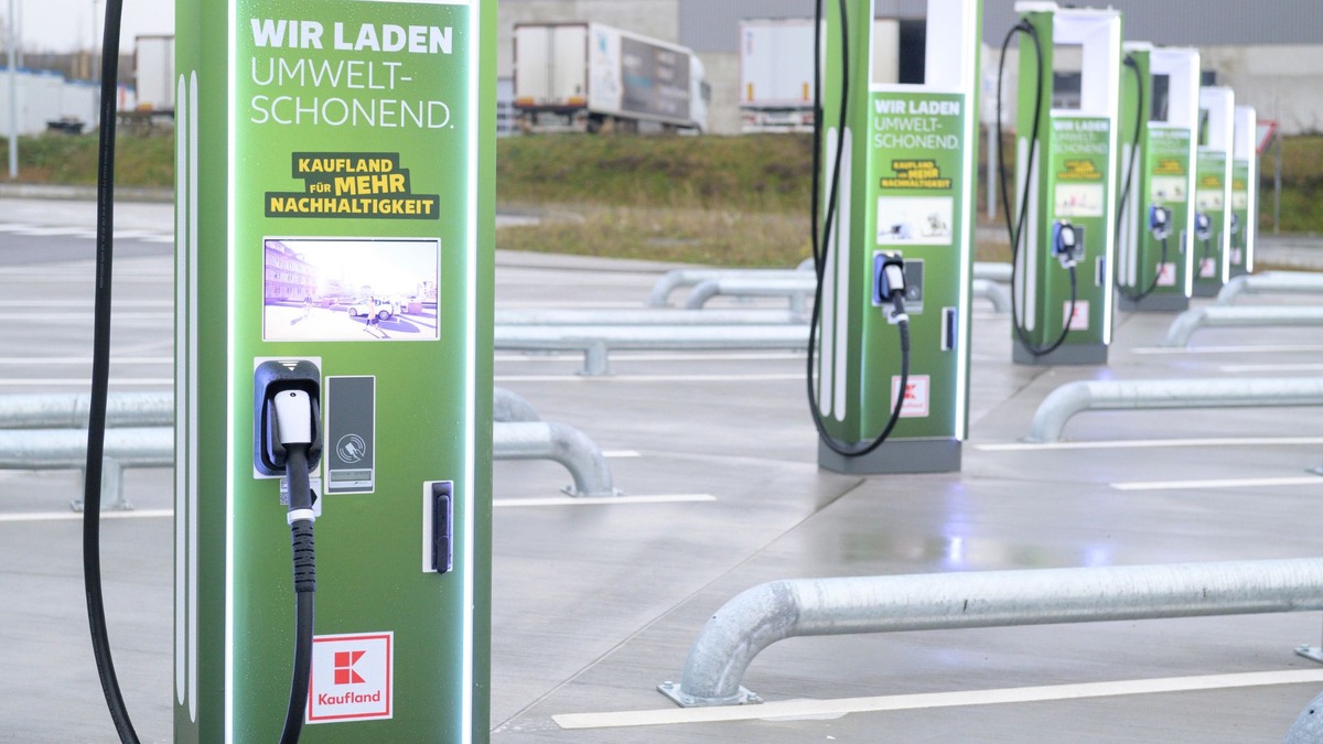 40 Tonnen unter Strom: Kaufland kooperiert mit Einride und eröffnet E-Ladepark im Logistikzentrum Möckmühl