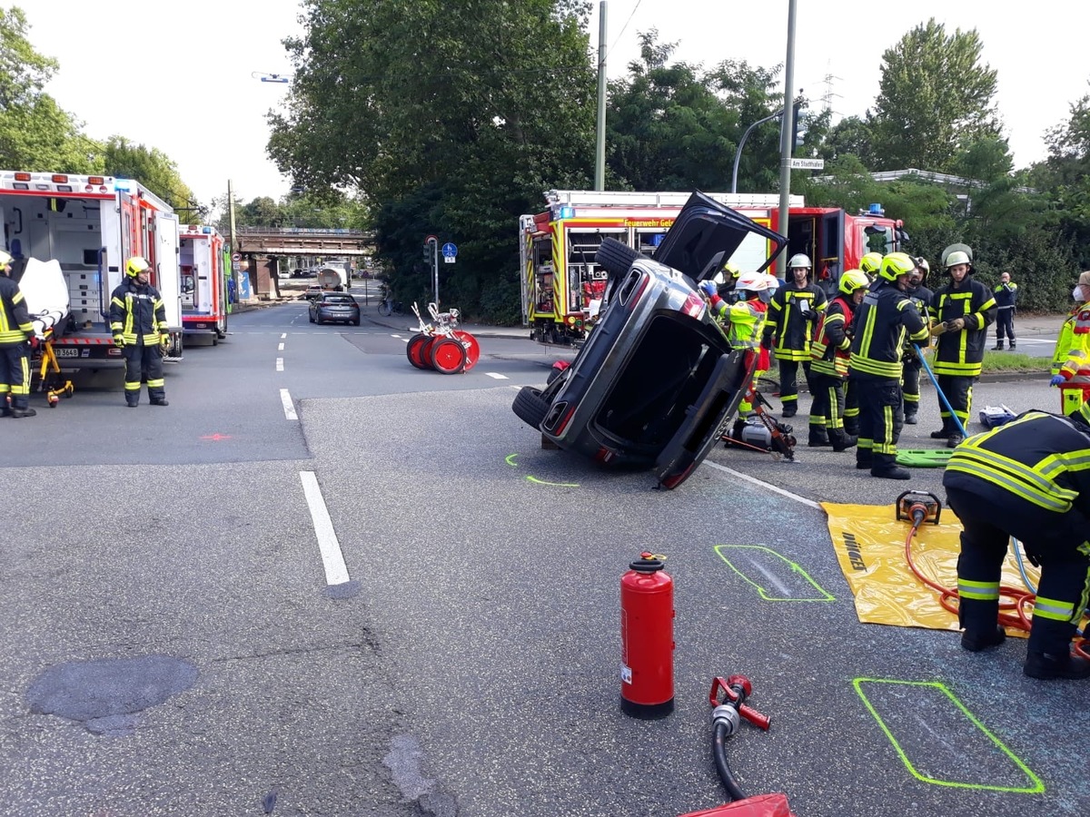 FW-GE: Verkehrsunfall zwischen zwei Pkw fordert eine verletzte Person in Gelsenkirchen-Schalke / Pkw bleibt nach Kollision auf der Fahrzeugseite liegen