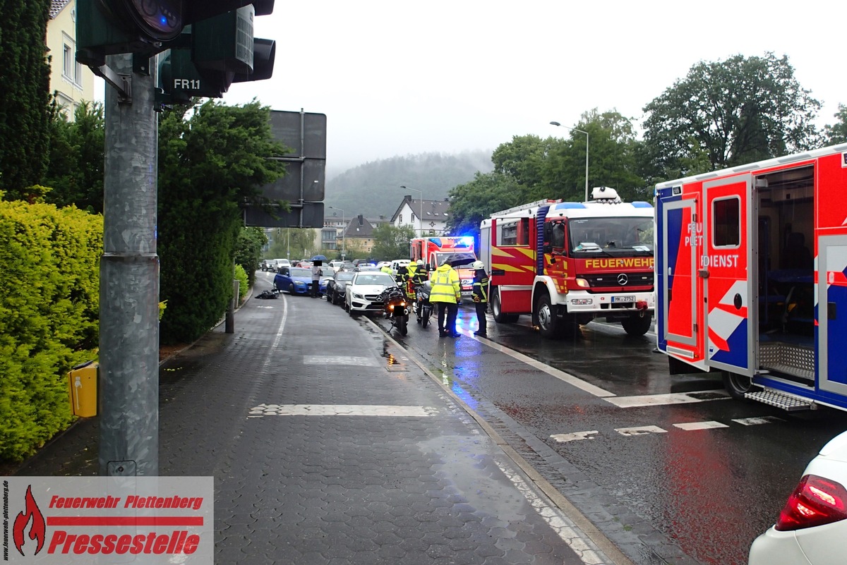 FW-PL: OT-Stadtmitte. Unfall mit vier Beteiligten PKW und einem Motorrad in Nähe zur Feuerwache.