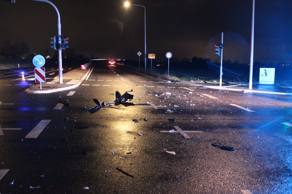 POL-DN: Kreuzungsunfall Kölner Landstraße/ Bundesstraße 56n