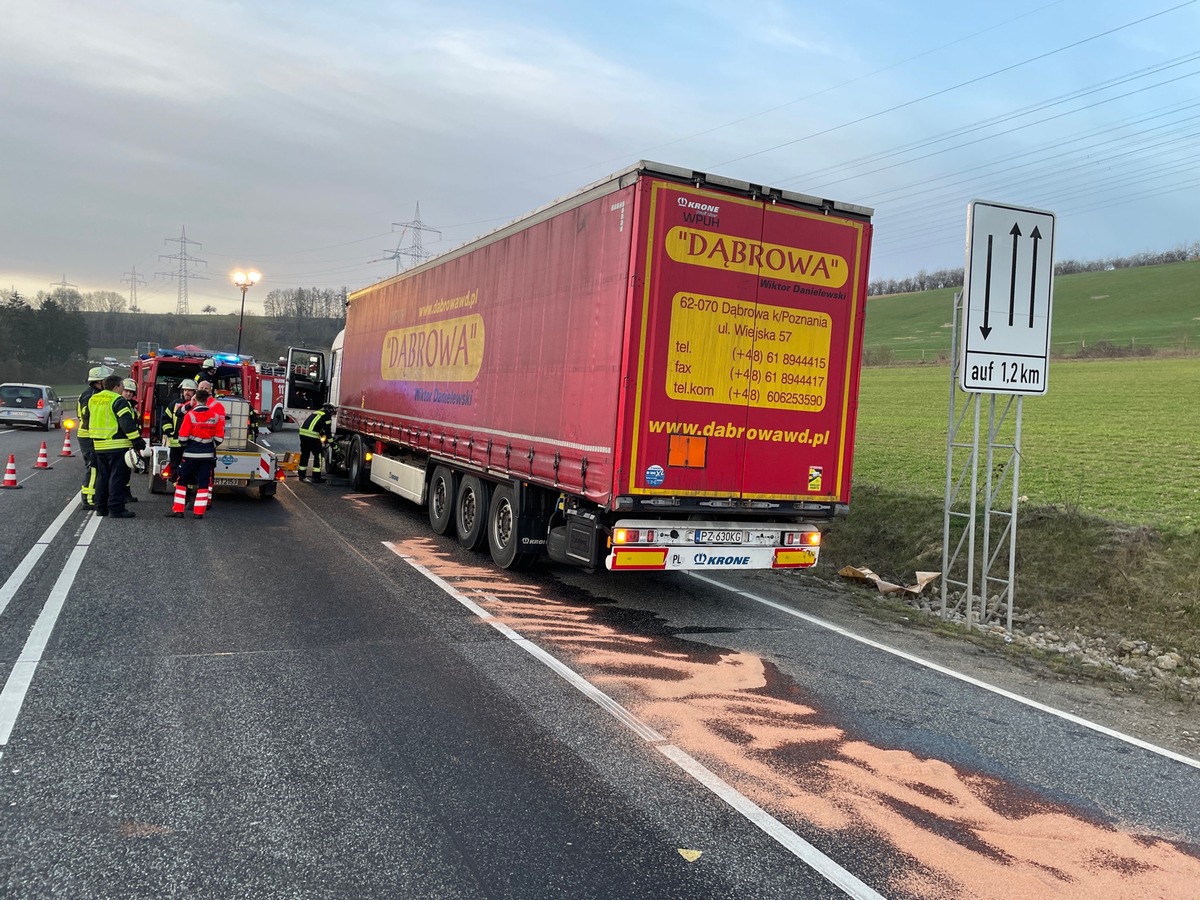 POL-PDTR: Vollsperrung nach Verkehrsunfall B 51, Neuhaus