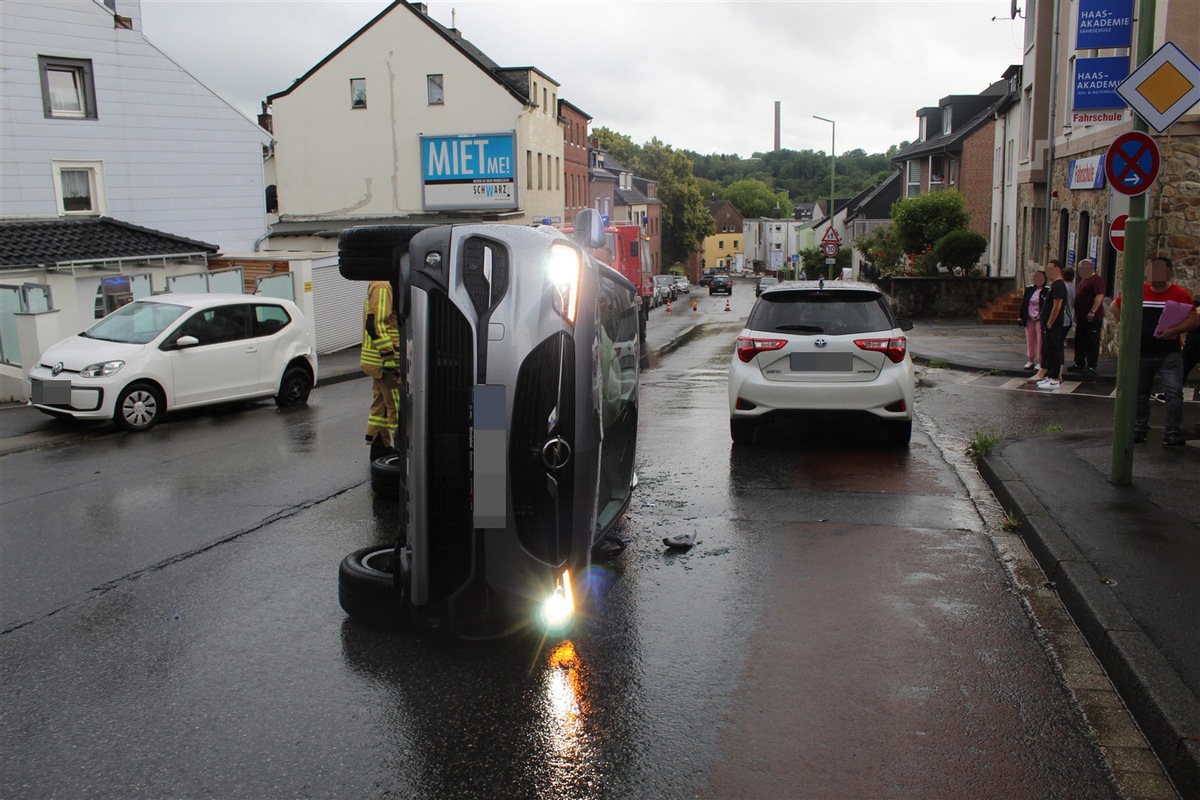 POL-AC: Auto kippt nach Kollision auf die Seite und rutscht in einen weiteren Pkw