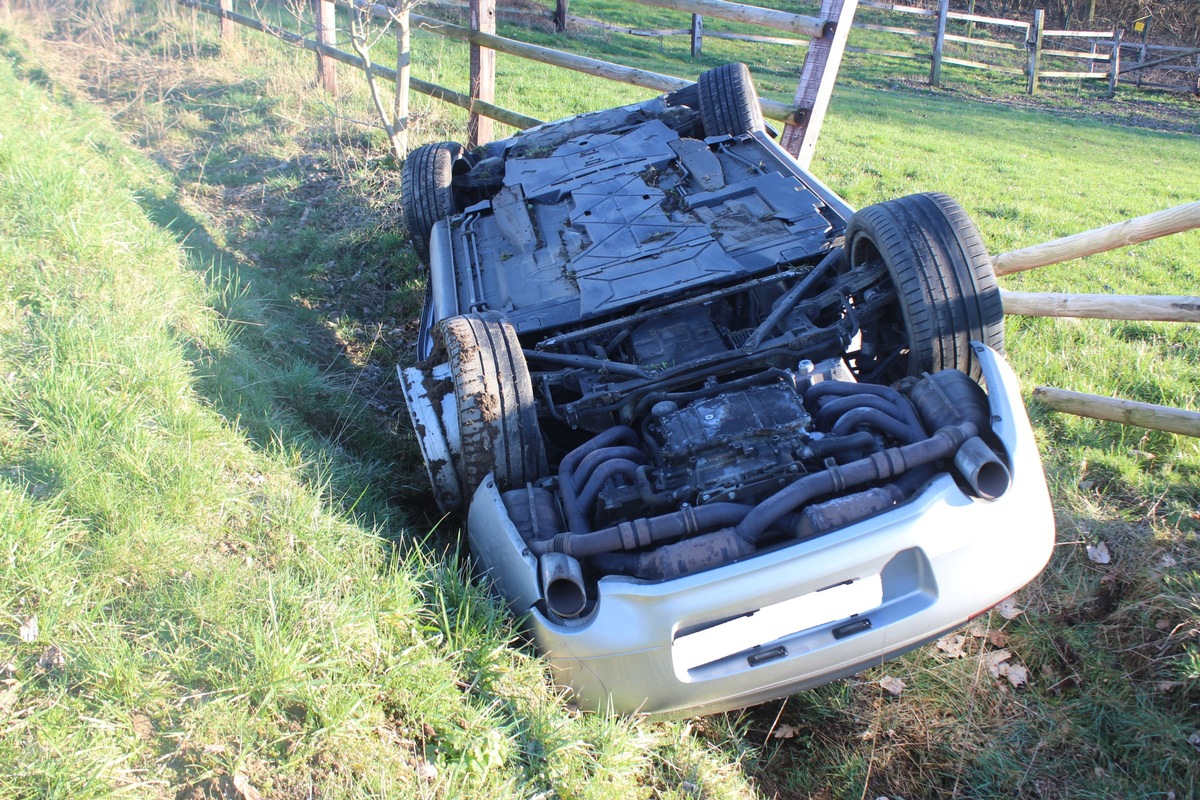 POL-ME: Porsche überschlägt sich - 3 Personen verletzt - hoher Sachschaden - Velbert - 202103037