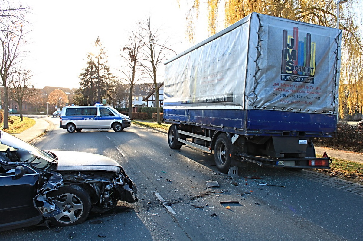 POL-HM: Durch tiefstehende Sonne geblendet