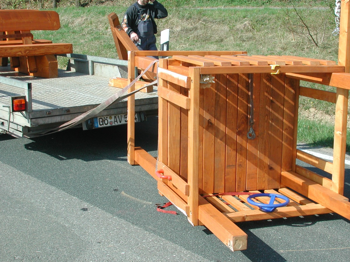 POL-HOL: Holzspielturm fällt auf die Straße / Bei sonnigem Wetter mehr Verkehrsunfälle