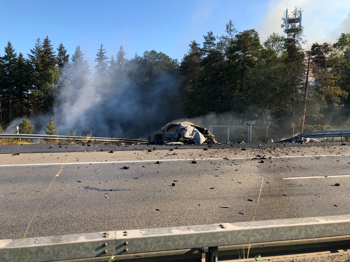 POL-PDKL: Fahrzeugbrand mit Explosionen und anschließendem Waldbrand auf der Autobahn 6