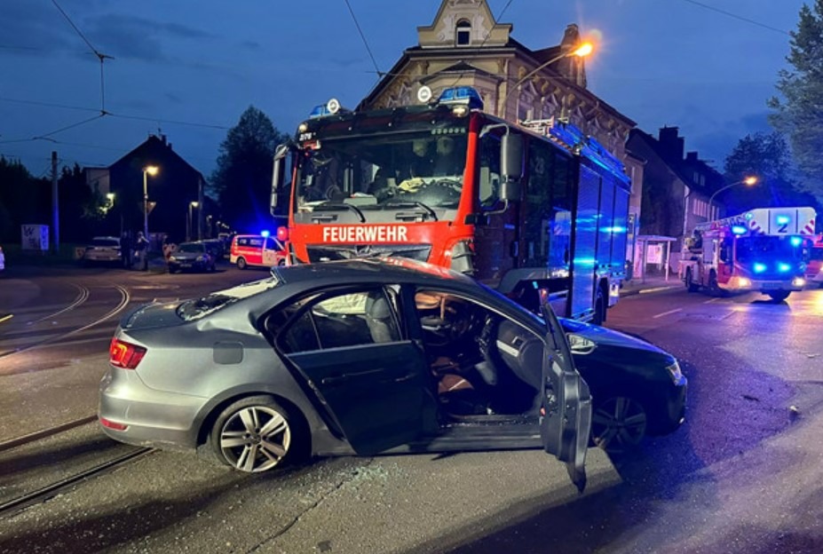 FW-E: Einsatzfahrzeug kollidiert mit PKW - Einsatzkräfte verletzt