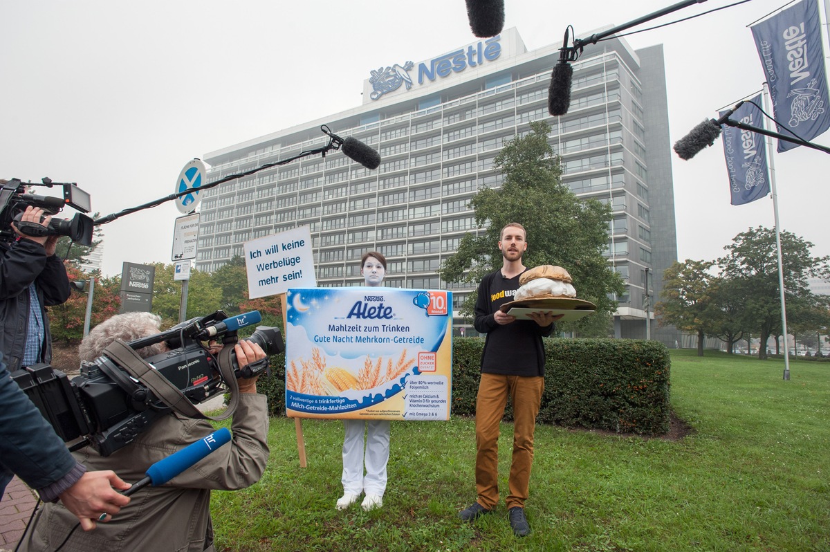 foodwatch-Aktion bei Nestlé: Konzern lehnt Goldenen Windbeutel ab - &quot;Von Werbelüge und Gesundheitsgefährdung kann keine Rede sein&quot; - foodwatch: Konzern dreht Eltern die lange Nase (FOTO)