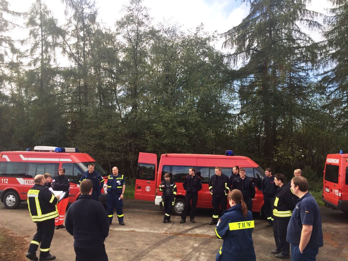 FW-AR: Fernmeldeeinheiten von Feuerwehr, THW und DRK proben den Ernstfall