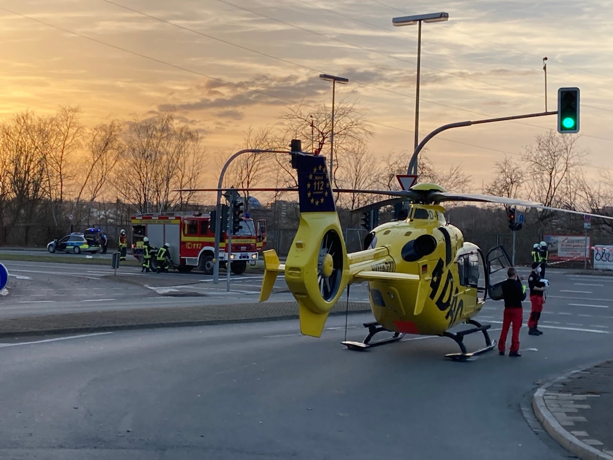 FW-EN: Motorradfahrer wird bei Unfall lebensgefährlich verletzt