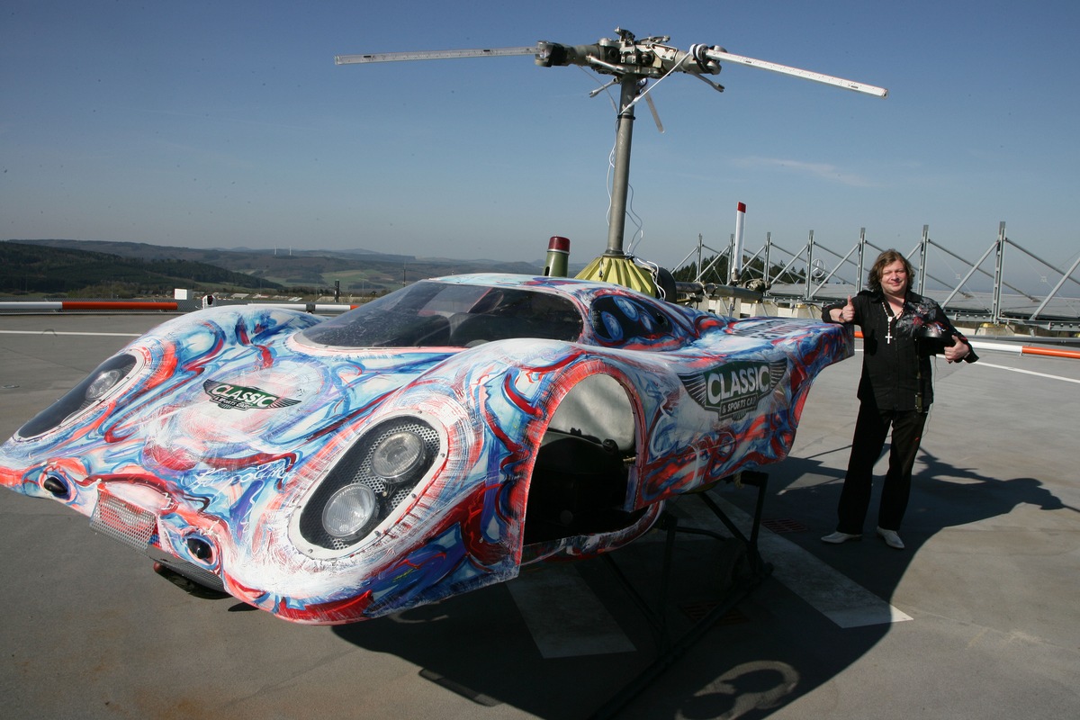 Erster Porsche Helikopter / Kein Stau auf deutschen Straßen / Porsche entwickelt Helikopter / Visionär, Erfinder und Künstler Heiko Saxo schaut in die Zukunft