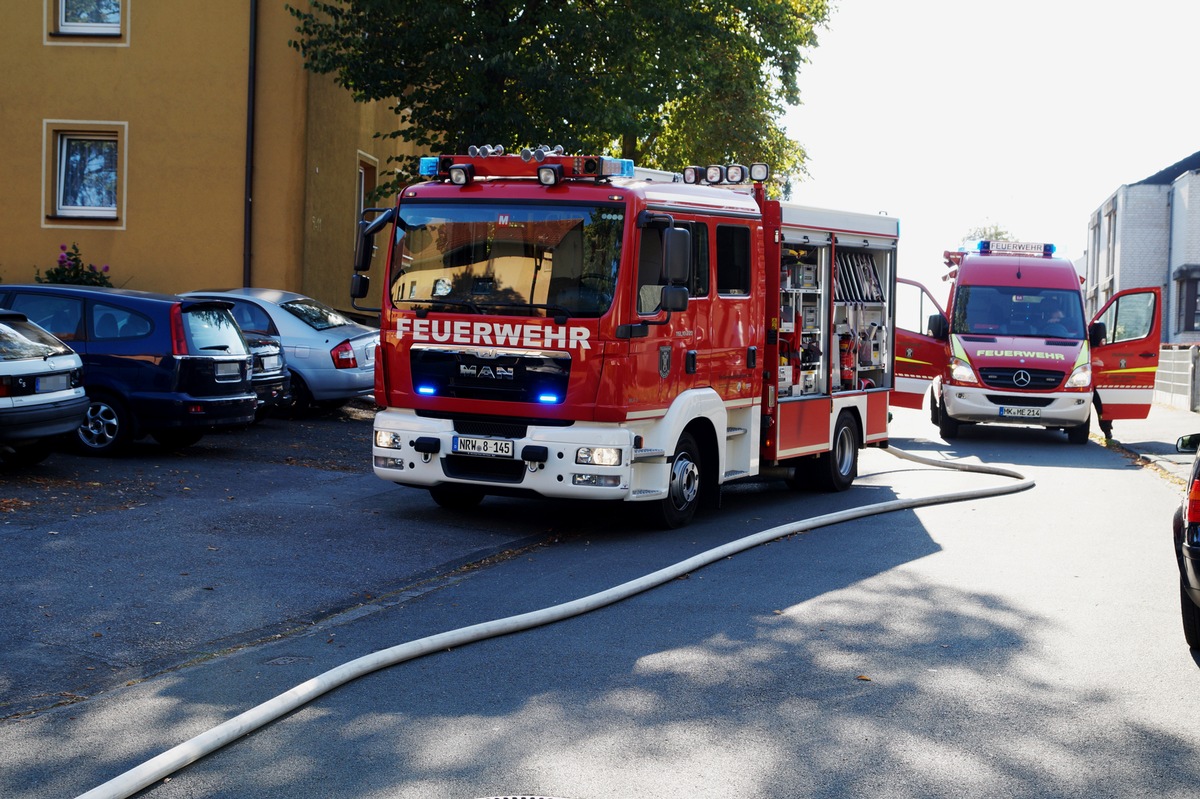 FW Menden: Fahrzeugbrand und kleiner Flächenbrand am Sonntagnachmittag