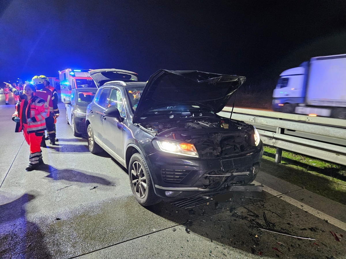 FW-ROW: Verkehrsunfall auf der Autobahn mit 9 Personen - Feuerwehr unterstützt bei Großaufgebot an Rettungsmitteln