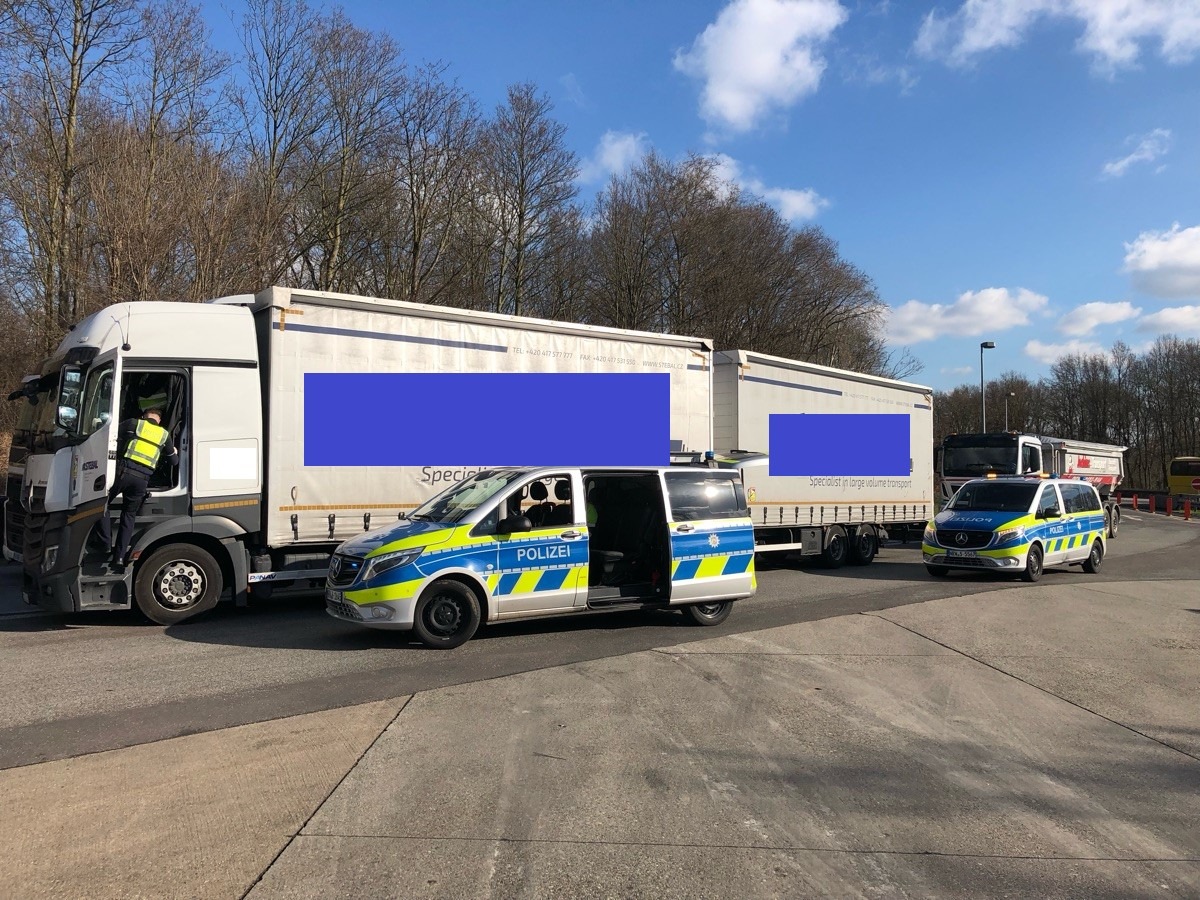 POL-D: Kaarst - A57 Richtung Köln / A52 Richtung Roermond - Rast- und Tankanlage Cloerbruch - Zeugen melden Lkw-Gespann mit Schlangenlinien - Fahrer deutlich alkoholisiert und Wiederholungstäter