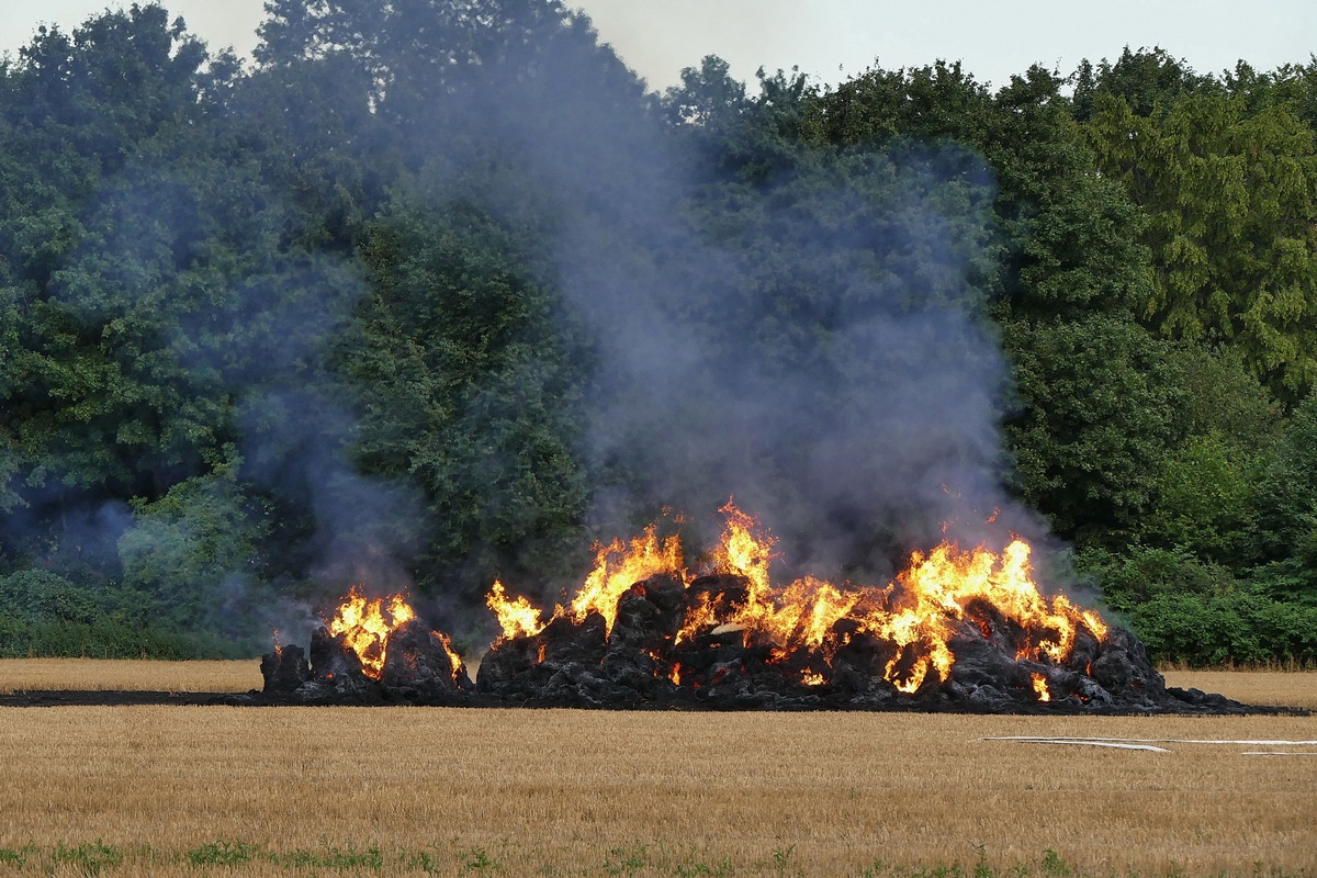 FW-DO: 14.08.2019 - FEUER IN APLERBECK
Strohballen brennen auf Feld