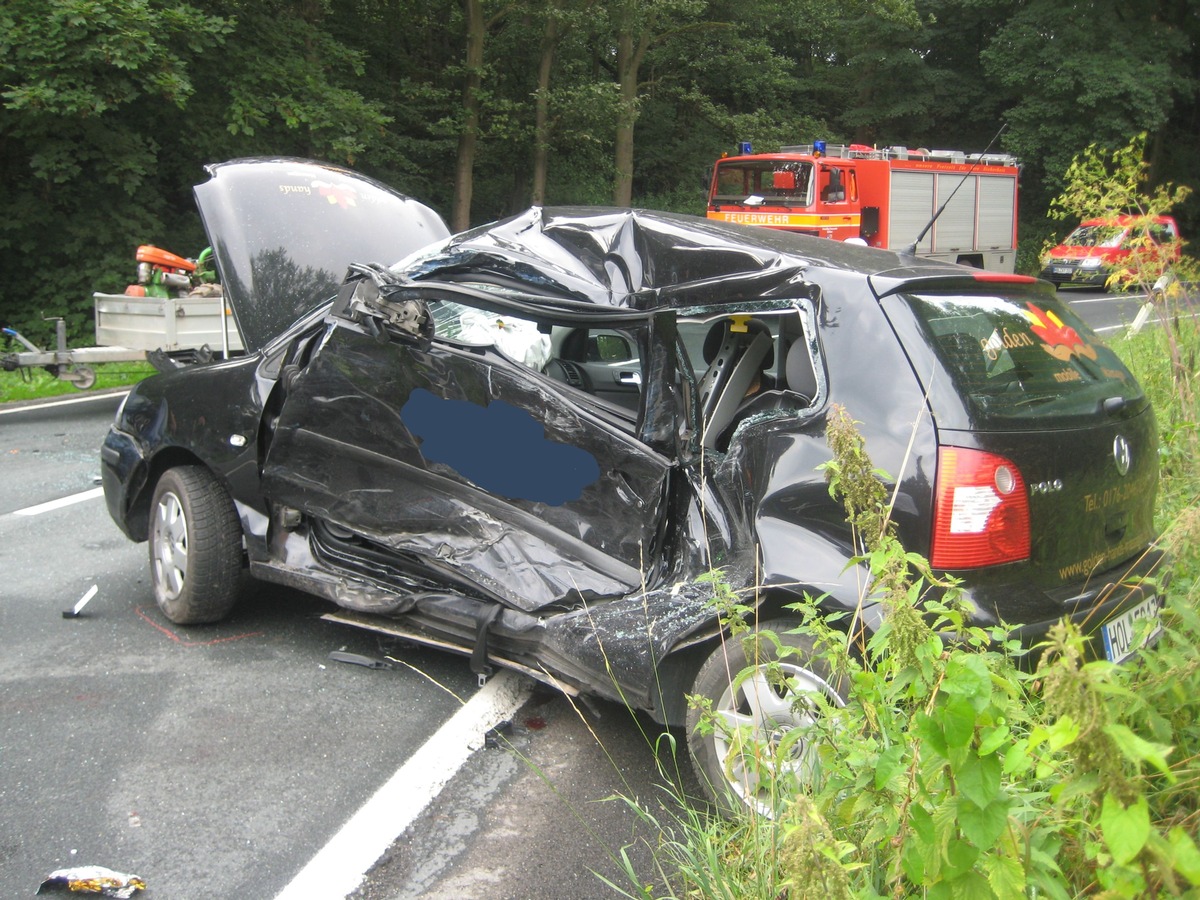 POL-HOL: B 241 Uslar - Lauenförde: Zusammenstoß im Begegnungsverkehr: 30jähriger PKW-Fahrer verstirbt nach Zusammenstoß mit Transporter - In Rechtskurve auf Gegenfahrstreifen geraten -