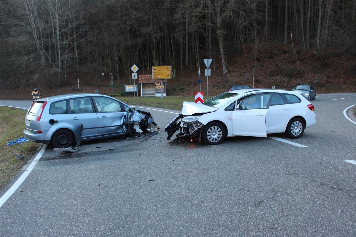 POL-PDPS: Drei Personen durch Unfall verletzt