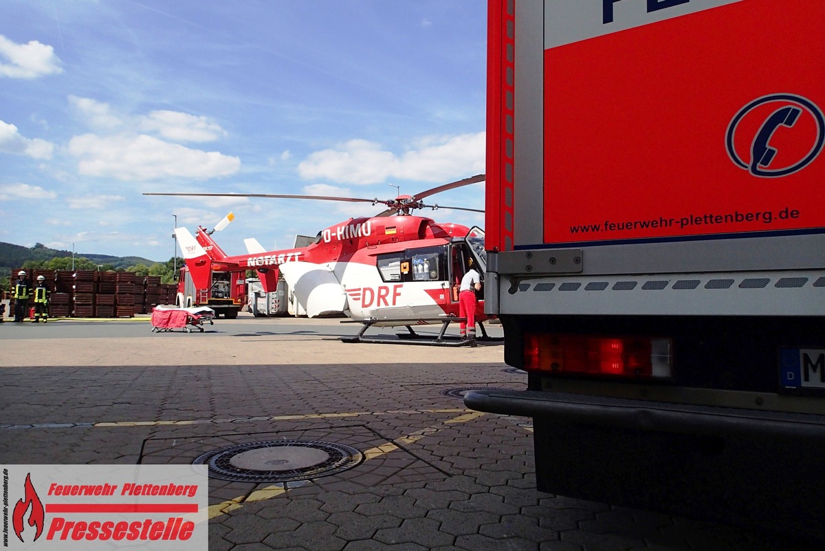 FW-PL: OT-Köbbinghauser Hammer. Mitarbeiter wird in Bearbeitungsmaschine eingeklemmt. Rettungshubschrauber im Einsatz.