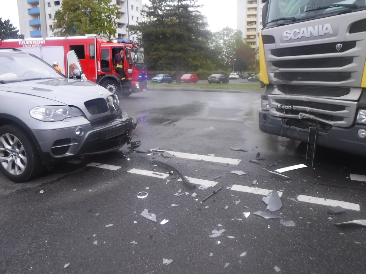 POL-DN: Lkw-Fahrer missachtet Vorfahrt