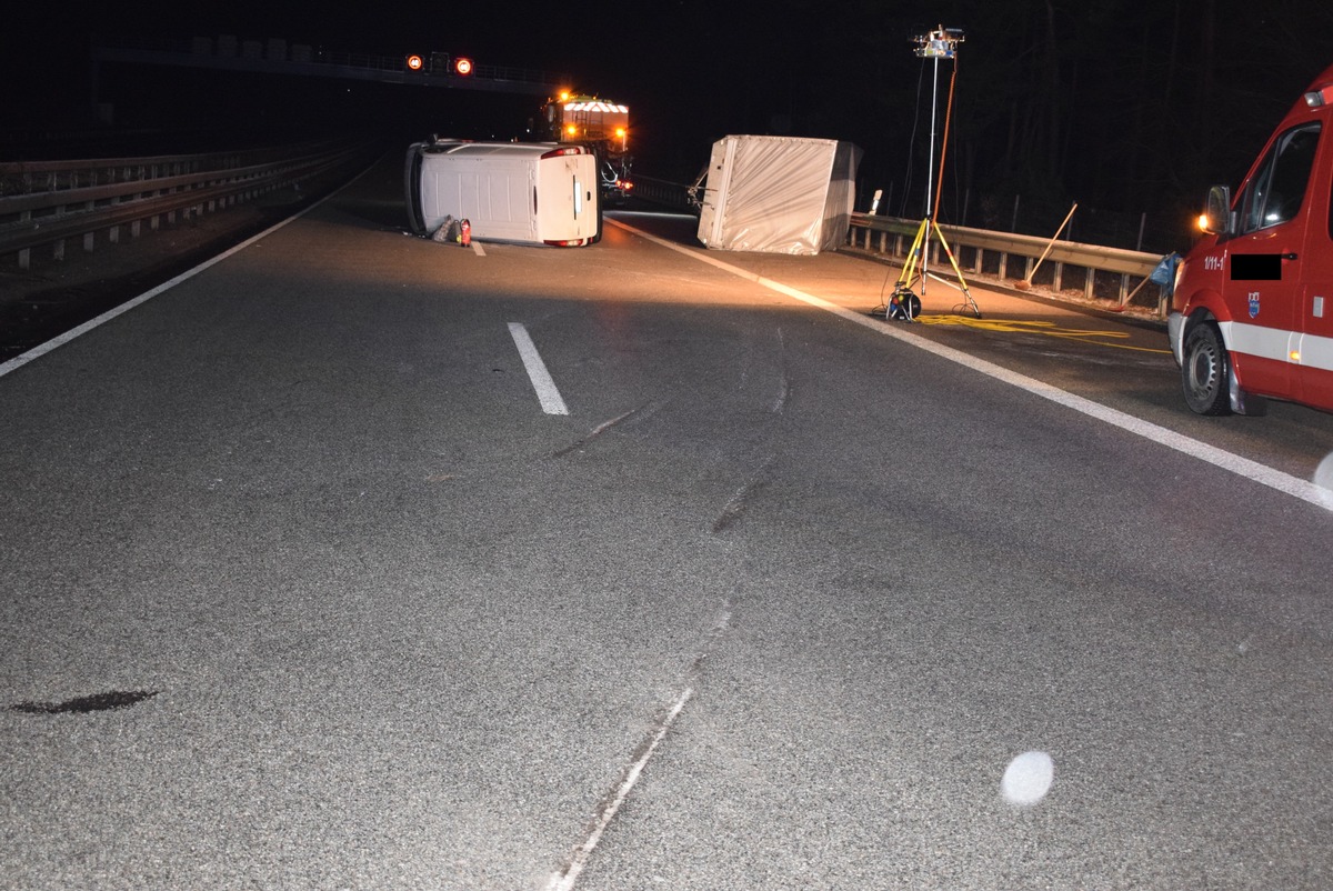 POL-PDKL: A6/Wattenheim, Zu schnell gefahren - Kleintransporter mit Anhänger kippt um