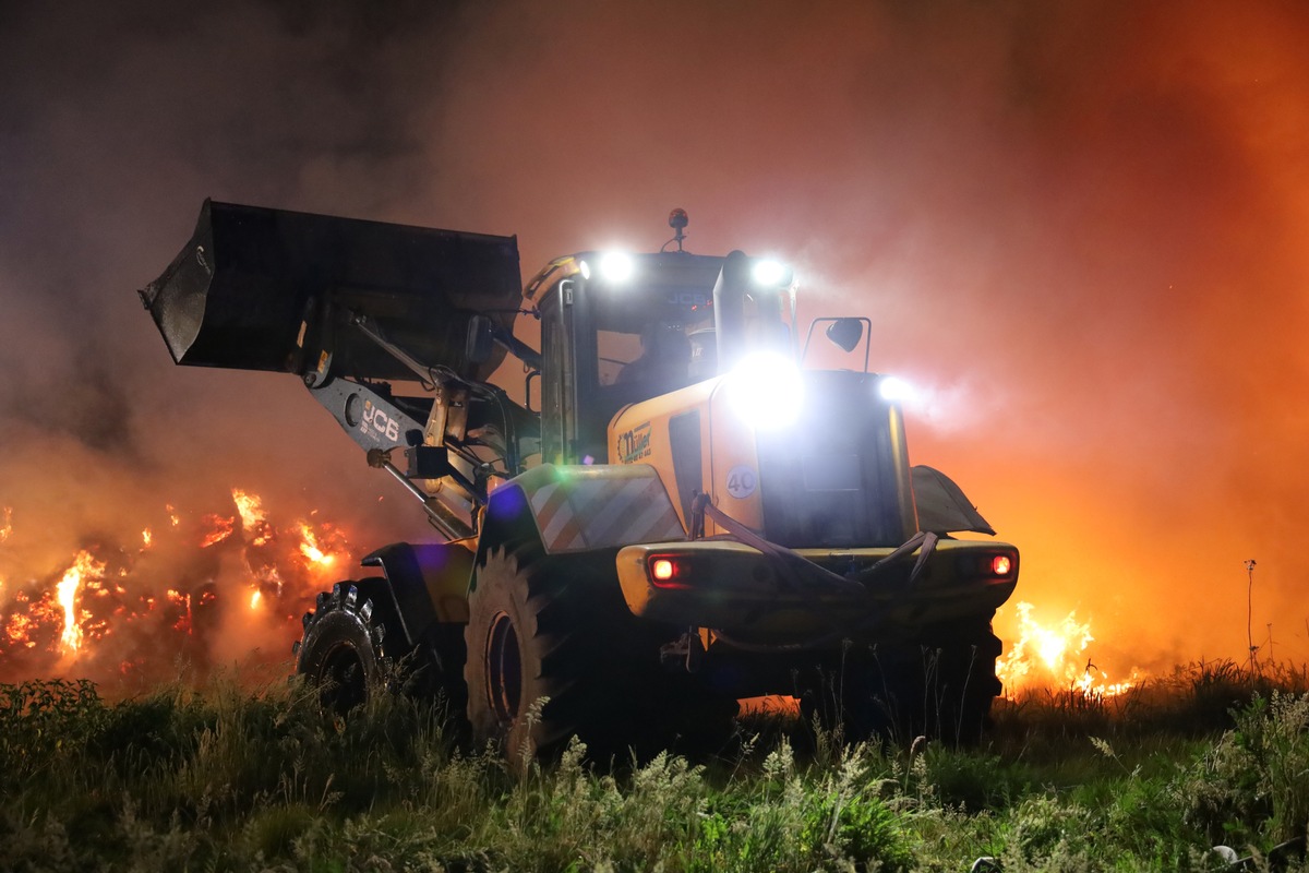 FW Hambühren: Strohmiete mit rund 100 Ballen brennt bei aktuell hoher Waldbrandgefahr mitten in Waldgebiet nieder / Stundenlanger Löscheinsatz mit schwerem Gerät verhindert Übergreifen des Brandes