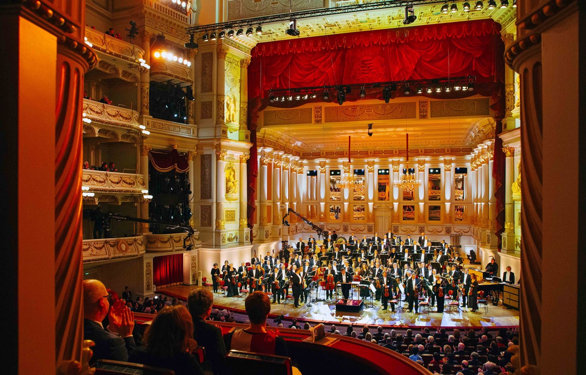 Klassik-Höhepunkte zum Jahreswechsel im ZDF / Festkonzert aus der Semperoper und Wiener Neujahrskonzert mit Gustavo Dudamel (FOTO)